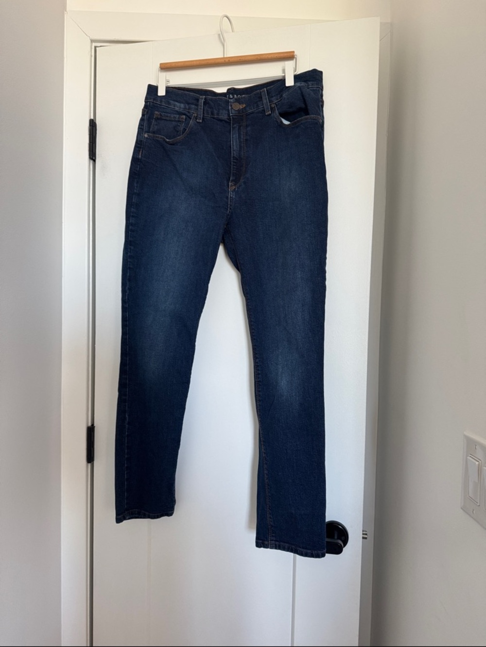 Moss & Bow Straight Jeans in Dark Blue Denim